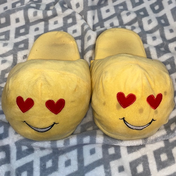 SOFT HEART EMOJI SLIPPERS😍 - Picture 1 of 3